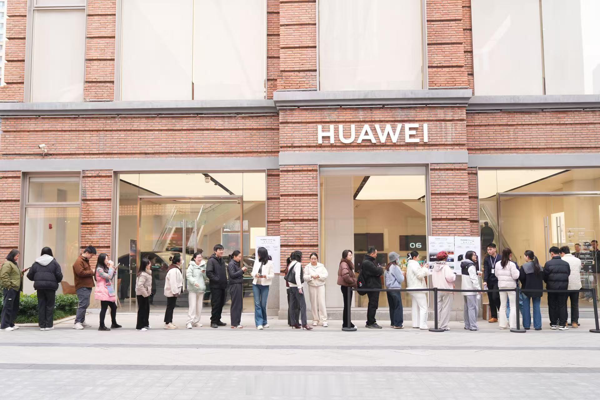 毫不意外地，华为MateX7全色售罄华为MateX7再现抢购热潮 。线下门店据说