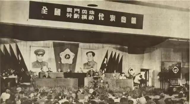 1950年，68名战斗英雄参加完表彰大会，在下火车时，却遭到200多名土匪的袭击