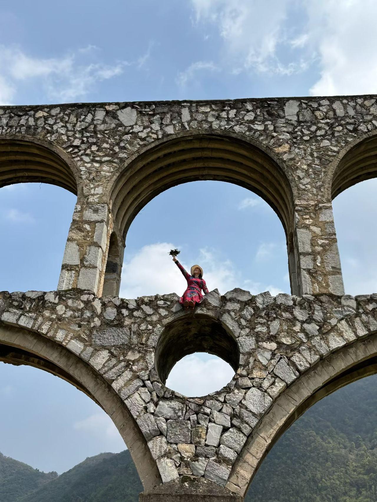 探索古桥的神秘，感受历史的厚重与自然的和谐。