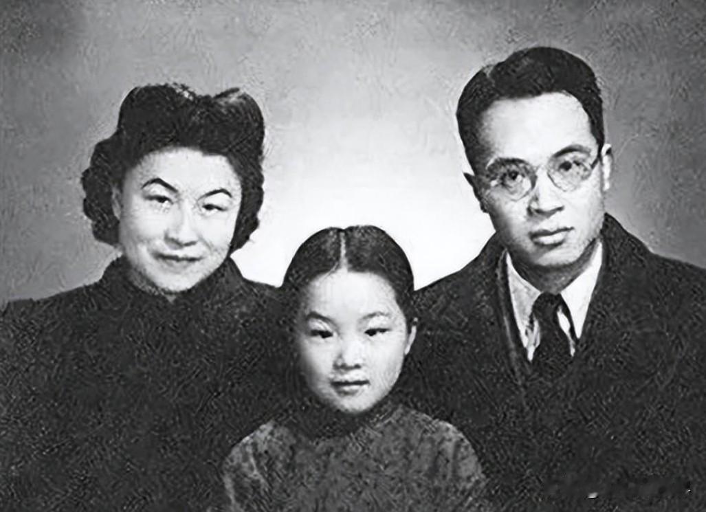 1997年3月3日，钱钟书的女儿钱瑗去世。杨绛瞒了4个月，开始小心翼翼地，一天透