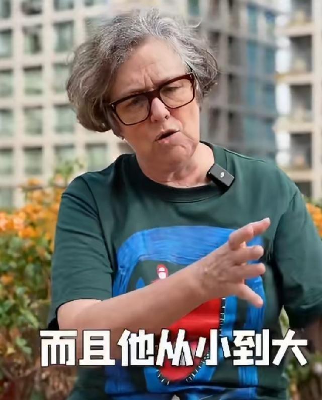 一位美国博主发视频澄清中国人对美式教育的误解，她说美国学生的压力也很大，并不是所