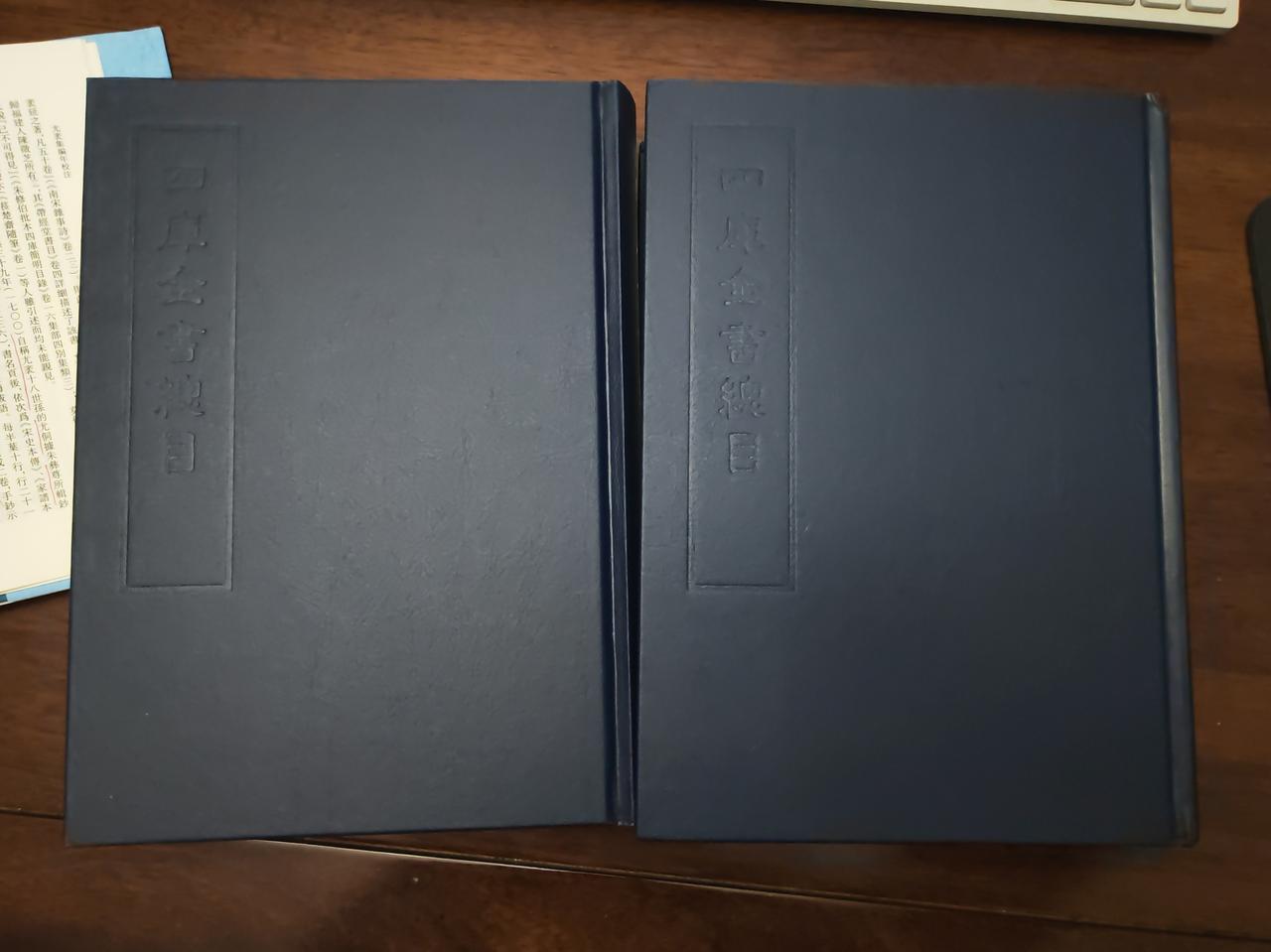 纪晓岚最有名的事情就是与人合编了这套《四库全书》，真正牵头的乾隆的儿子永瑢反不太