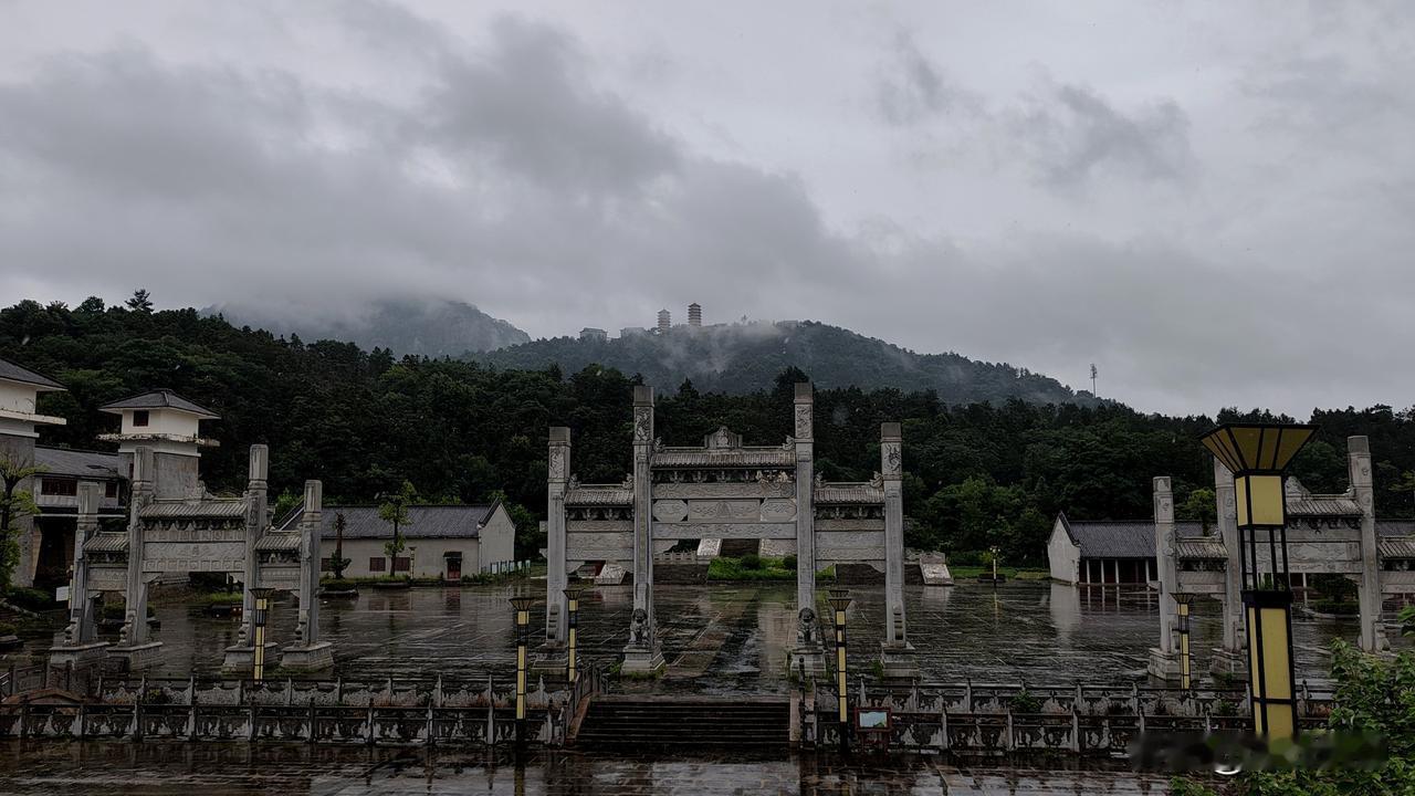 雨洗层林，雾锁峰峦，石坊无言，遥见山间浮双塔，木兰山自有云水禅心。寻美湖北寻美黄