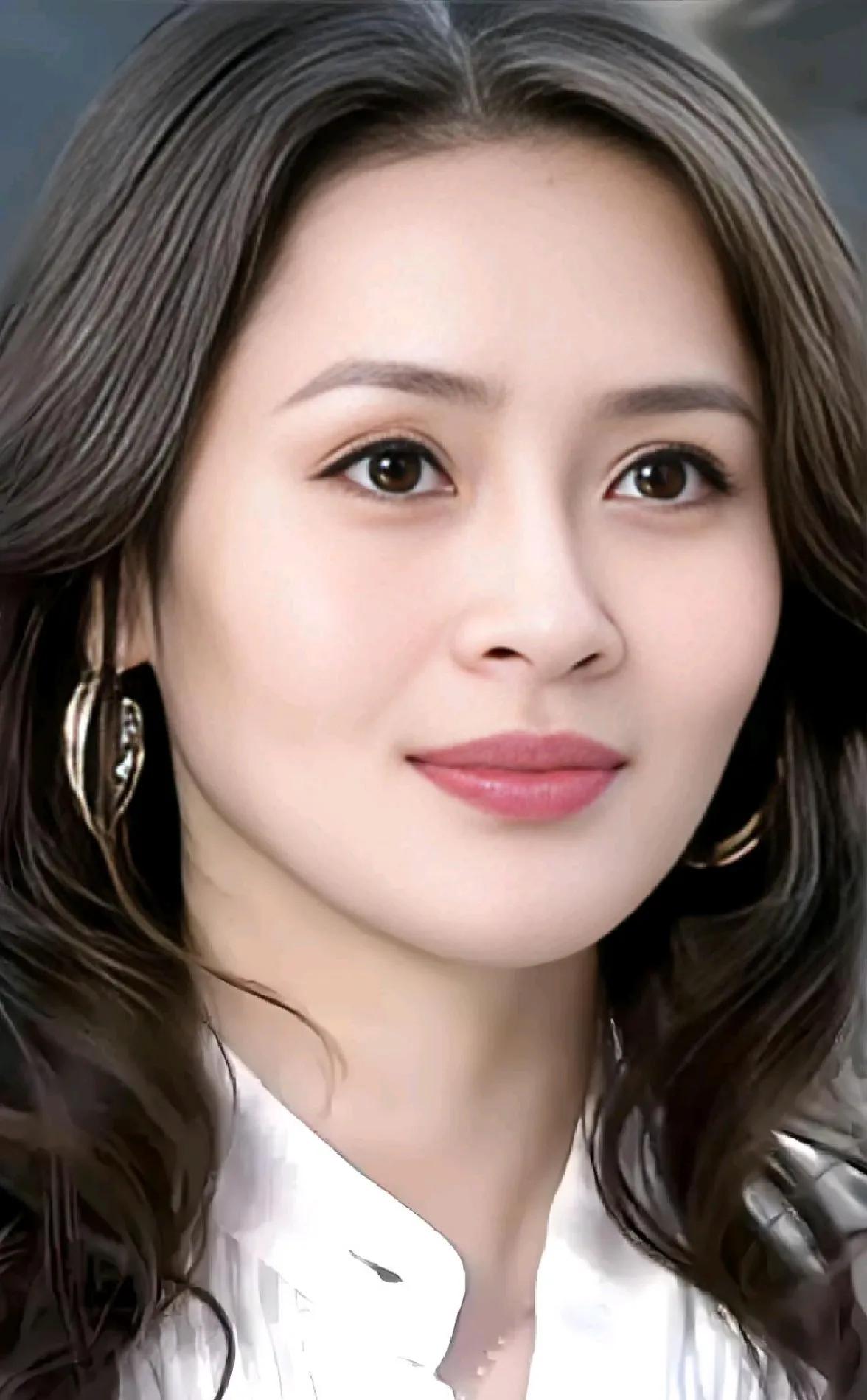 43岁的于明加，是演艺圈中颜值、身材、气质与演技俱佳的知名女演员。当众人以为她会