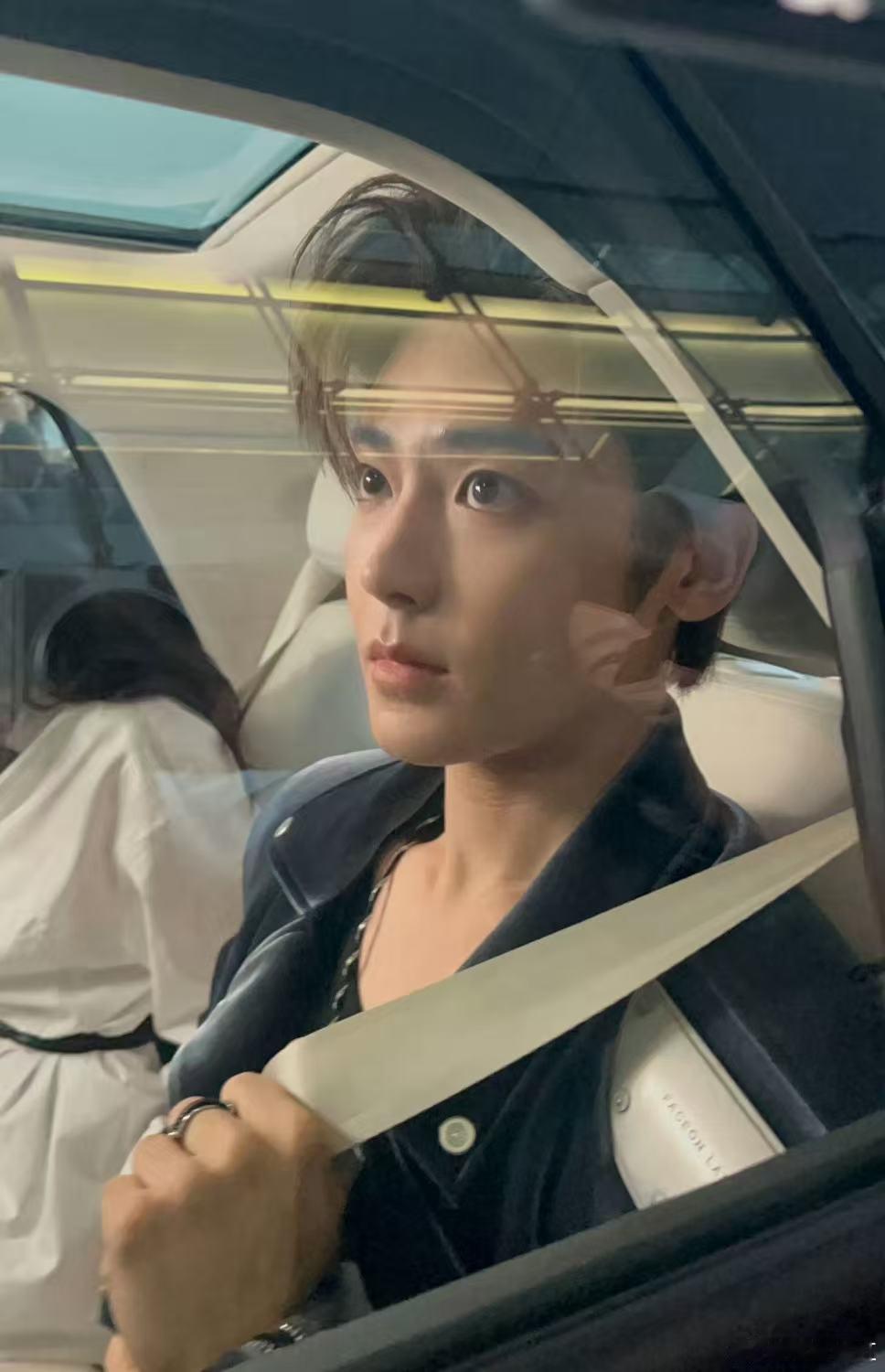 保定活动生图流出！侯明昊把“颜值暴击”焊在身上，漫不经心的状态却自带高光，这魅力