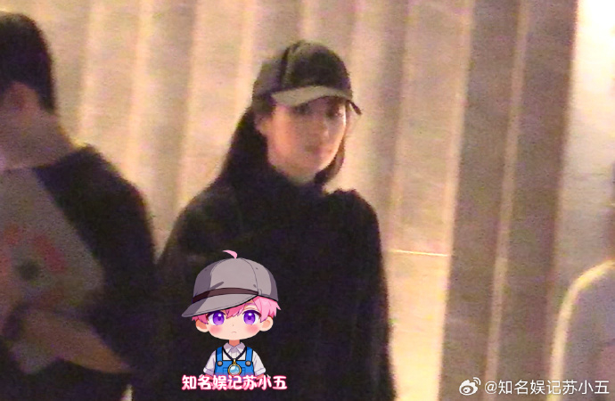 刘亦菲全黑look素颜出街 有八卦媒体拍到刘亦菲素颜出街，全黑look打扮低调，