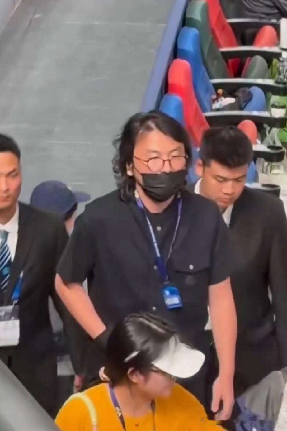 雷佳音外出参加活动时，衣着打扮也太随意了，身体也发福了不少，走路也慢慢腾腾的，看