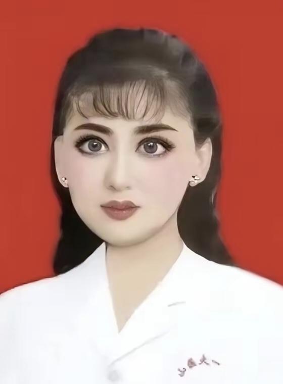 精神科医生十级美颜证件照爆火，哈哈哈，果然是看一眼，精神内耗就地痊愈了。
 
最