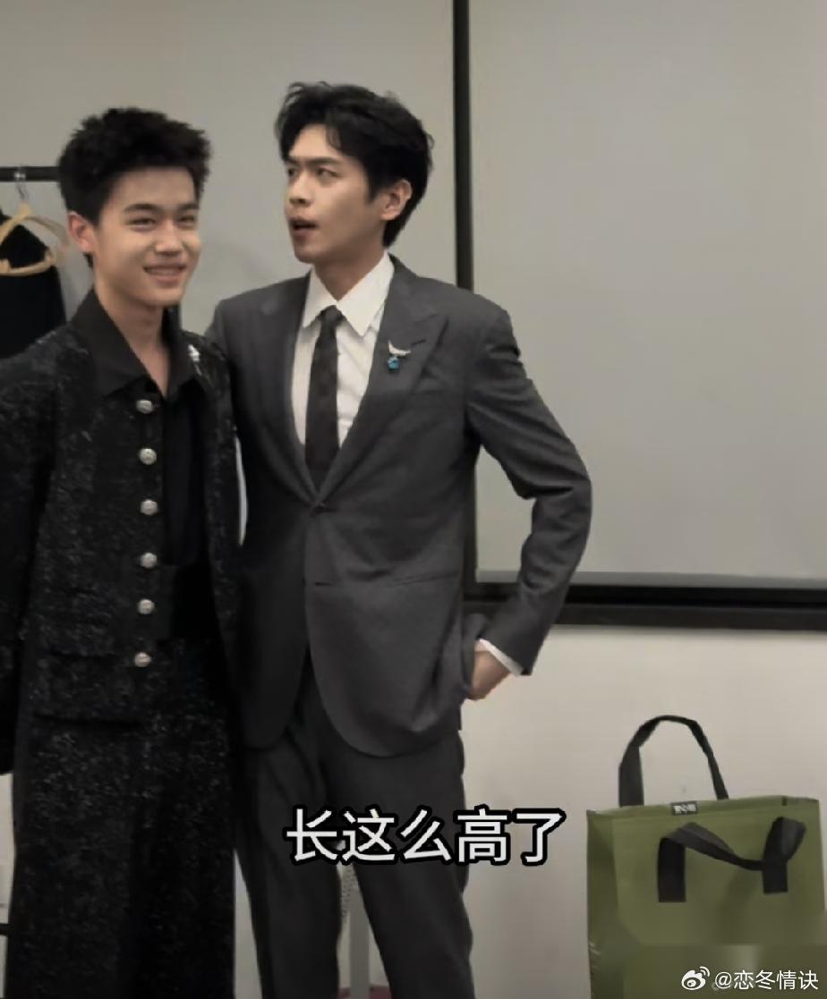 张若昀和饰演小范闲的韩昊霖一起参加活动，差点没认出来这是饰演庆余年里的小范闲，一