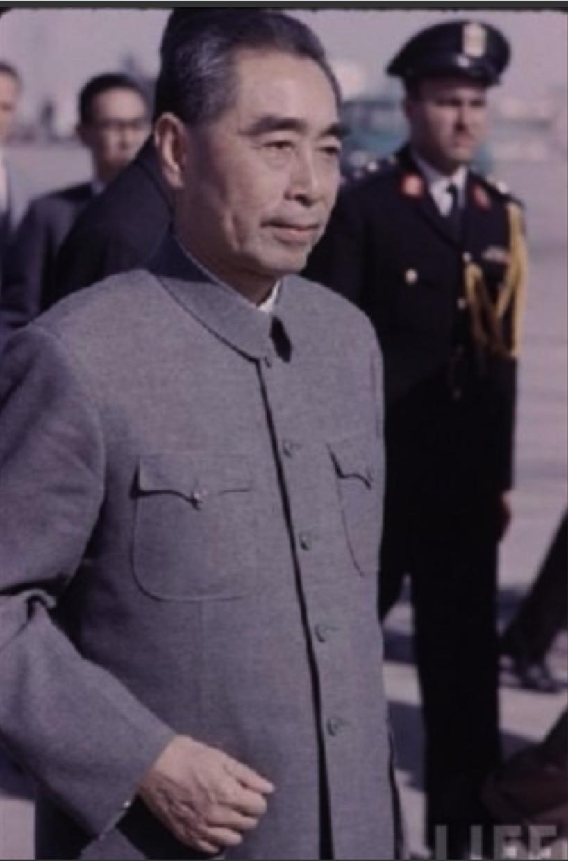 1958年，周总理突袭广州军区，饭不够吃，全场尴尬。没想到总理只掏出一种水果，轻