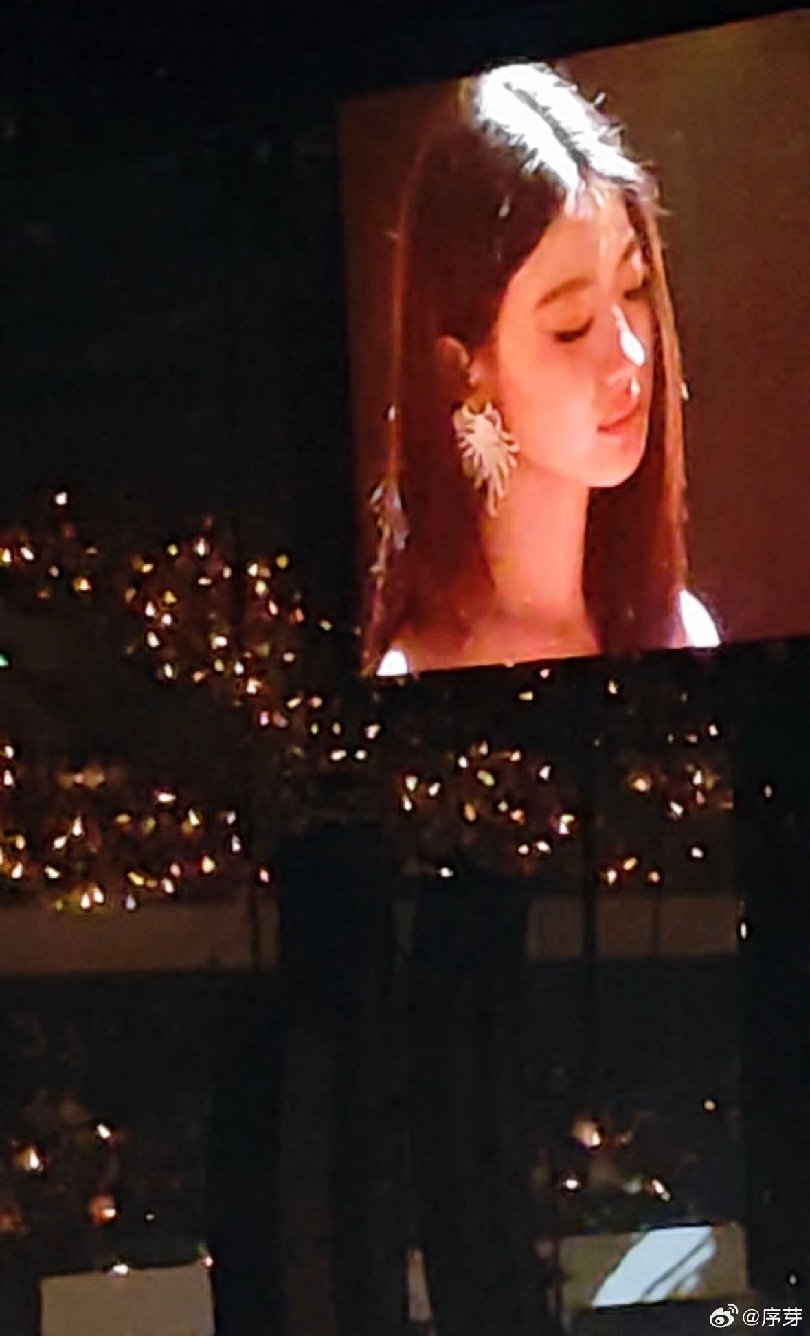 单依纯光波现场直拍单依纯深圳现场 奔赴深圳现场最大惊喜就是光波首唱，单依纯用独有