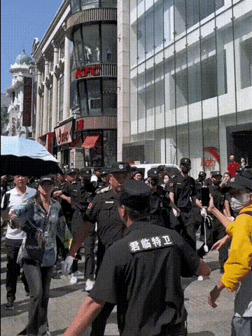 前段时间，甄子丹参加活动，众保安前呼后拥的阵仗惹来网友纷纷吐槽，这不，甄子丹的回