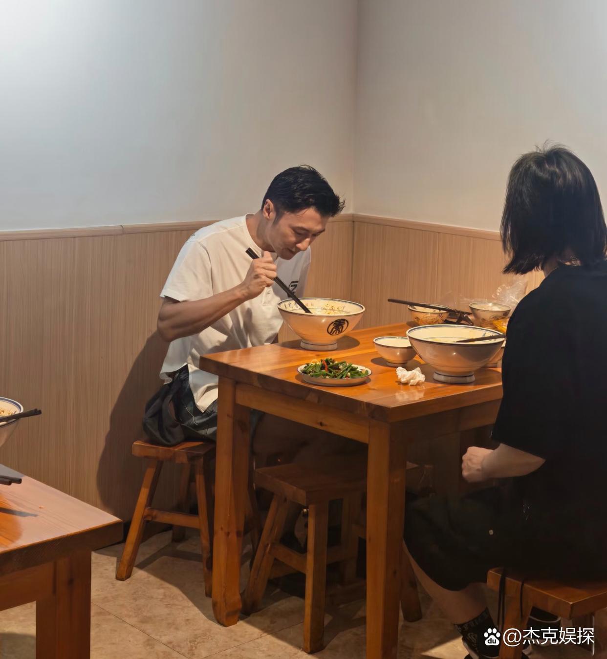有人在西安餐馆偶遇44岁谢霆锋吃油泼面，利落黑发浓密有型，穿搭时髦，丝毫看不出岁