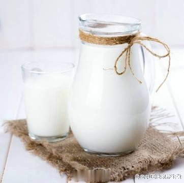 【早餐喝啥适合你】1.牛奶适合多数人，处于生长发育期的青少年尤其适合喝牛奶，乳糖