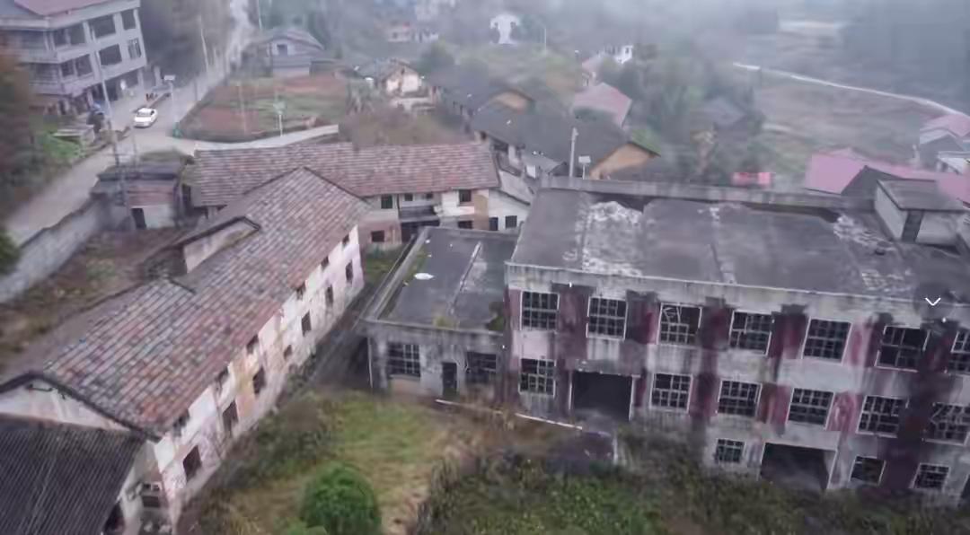 如果在我国西南的大山深处，发现废弃的建筑，那多半是三线建设的遗址。
六七十年代，