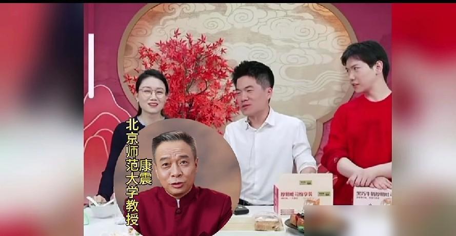 康震把董宇辉家的饭菜吃光了，回头大家却能从他笑容里品出油腻？这反差，就离谱。
 