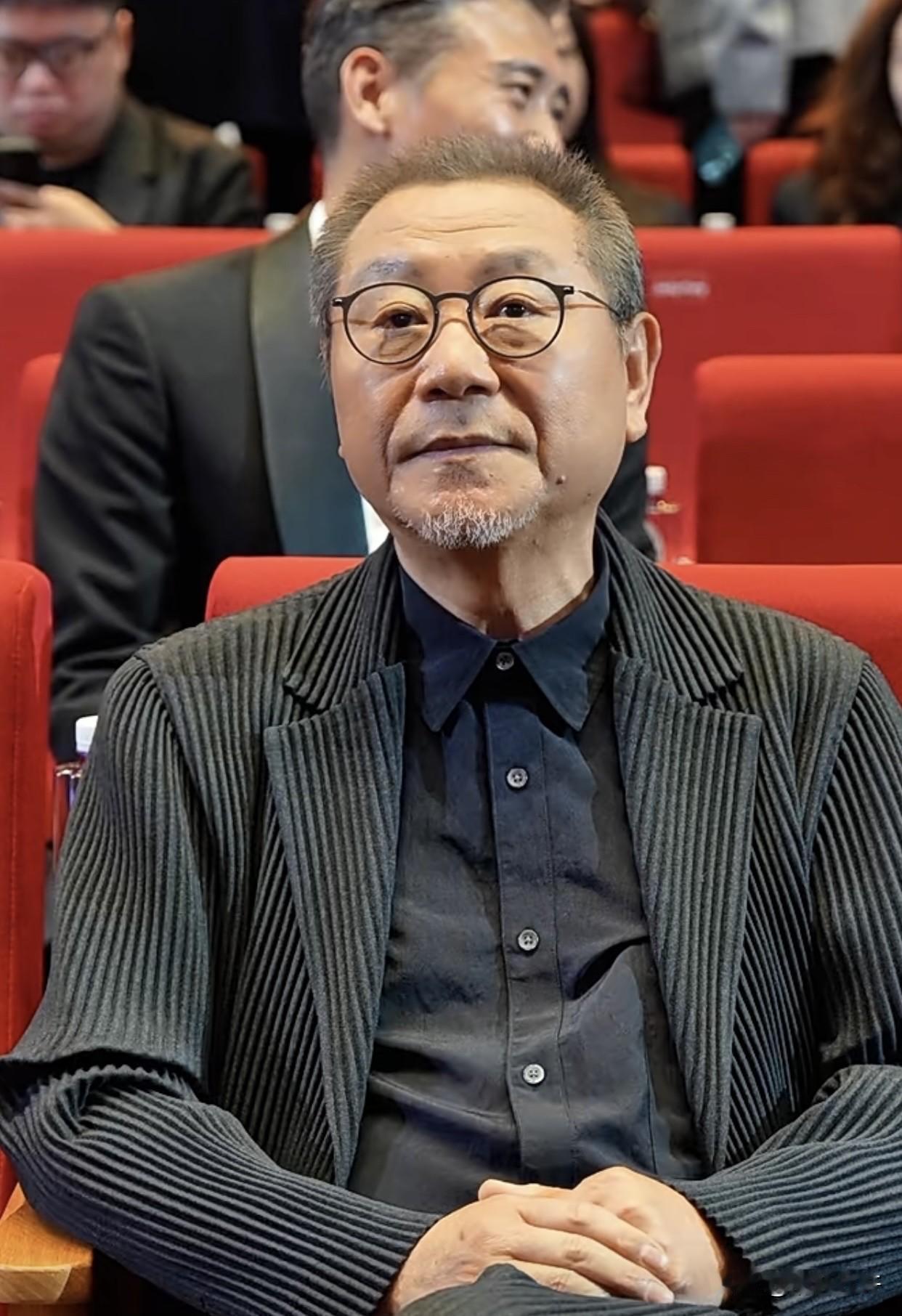 1988年，范伟在母亲的逼促下，和一名护士相亲，谁知，对方不仅不说话，连筷子都不