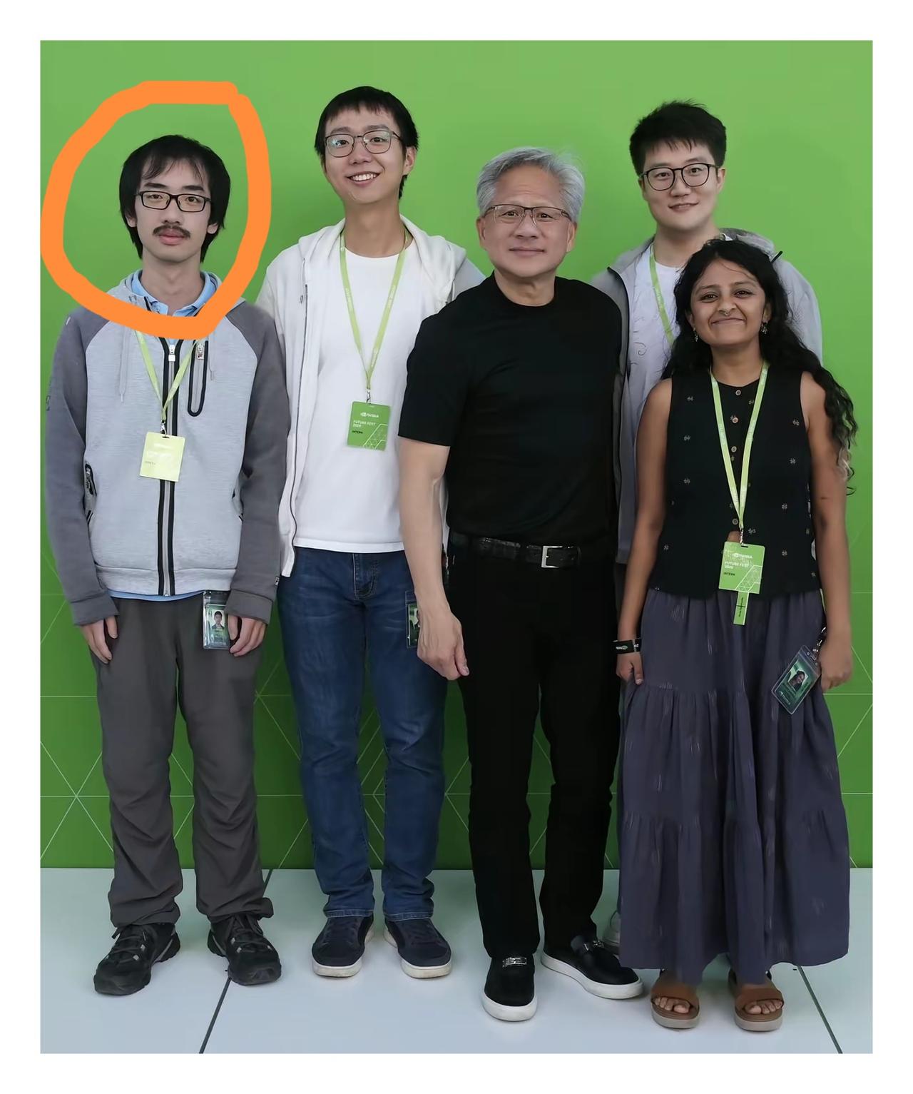 长得越怪，技术越牛掰，黄仁勋给左一这位小胡子开的年薪起码得1亿美元吧！黄仁勋