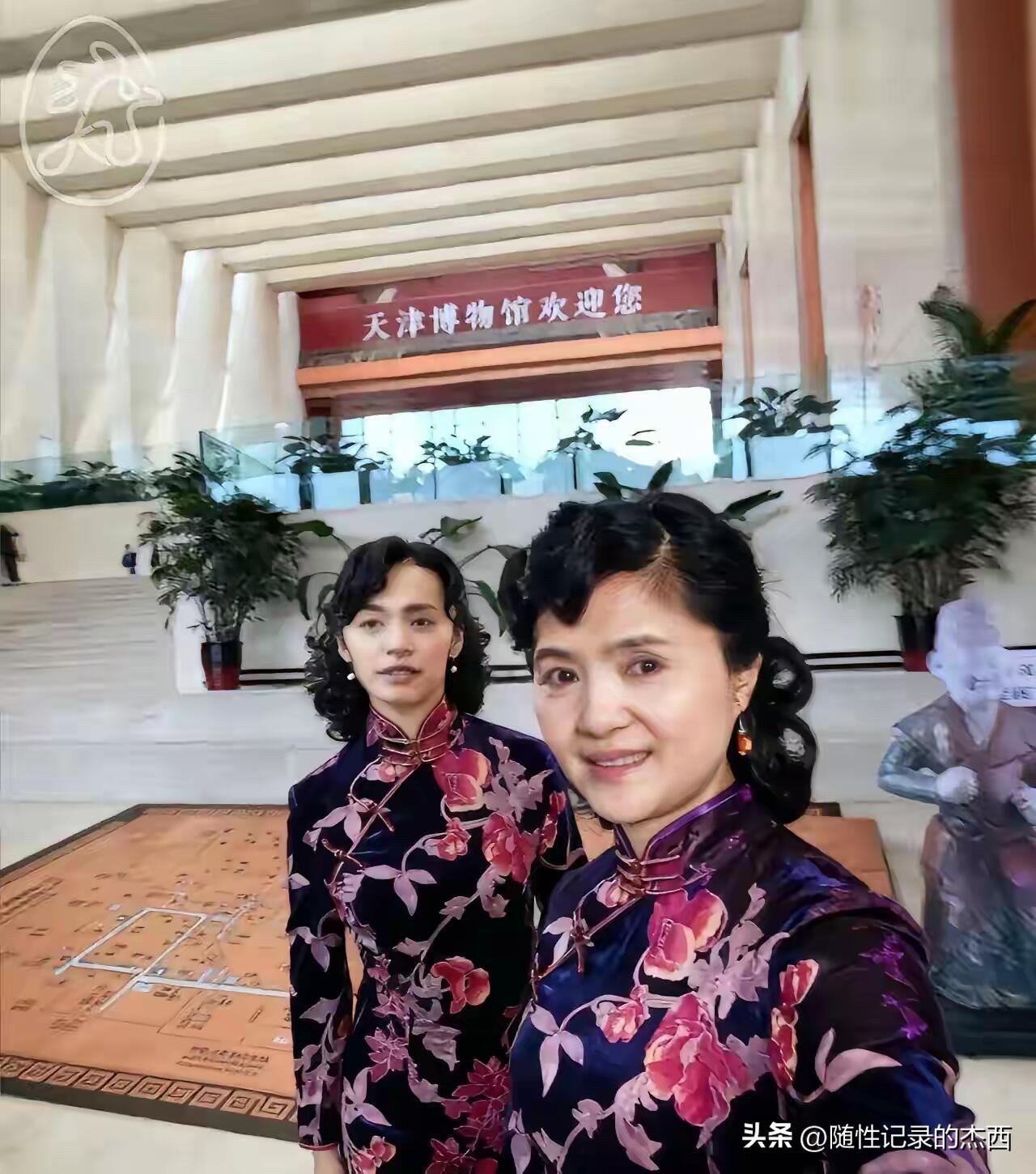 两个穿旗袍的女明星同框，我认出了左边的女演员是姚晨，她是80后女演员里长相最有辨