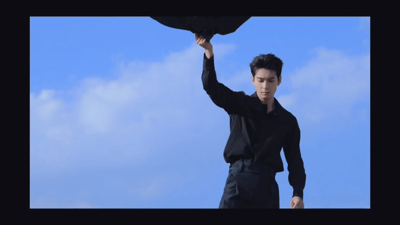 ，这个小姑娘👉🏻需要多看你几眼恢复能量，你要不要突然的发帖？嗯？好吧我也想看