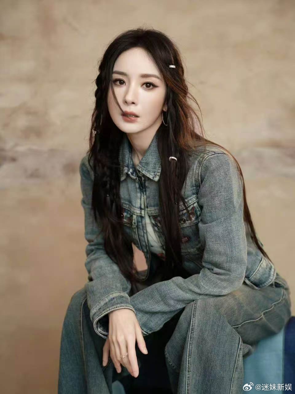 杨幂织进身影杨幂丹宁look杨幂丹宁look，太美了，