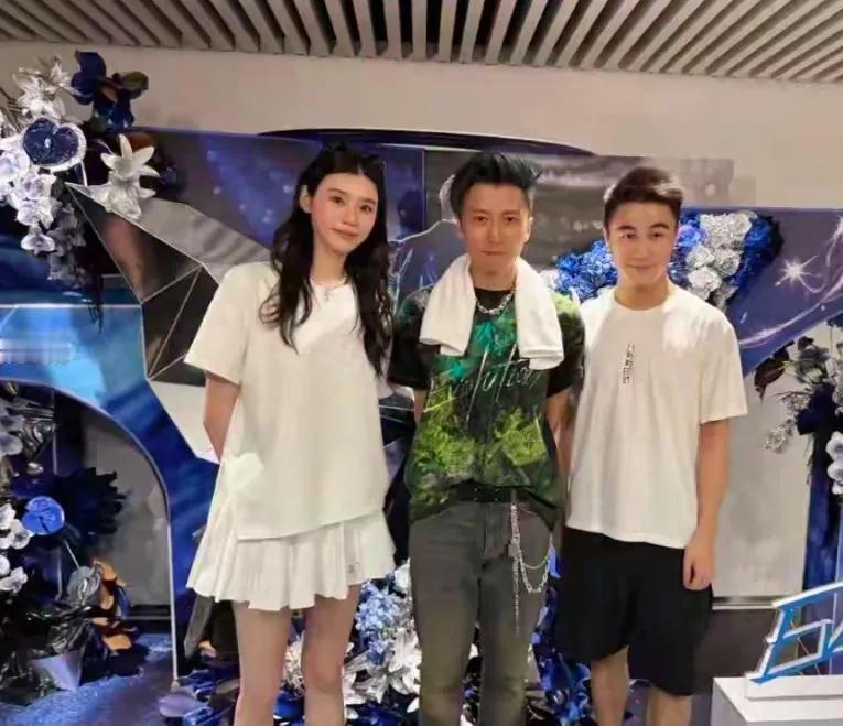 奚梦瑶何猷君与偶像谢霆锋合影，追星成功啦！

一袭白色衣裙的奚梦瑶身材苗条，粉面