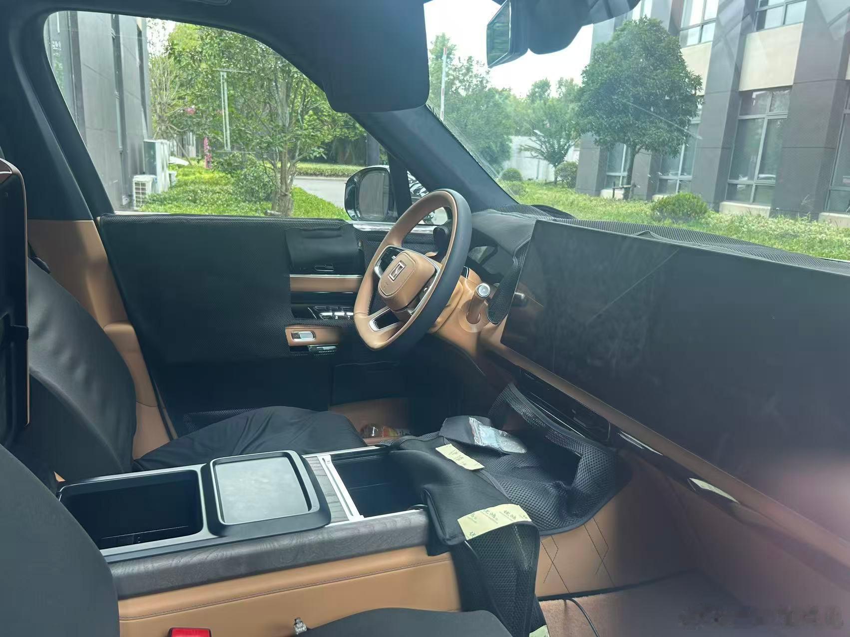 喏，你们老登比较喜欢的棕色内饰。（路试车不代表最终版本）真要我选，我可能也选棕色