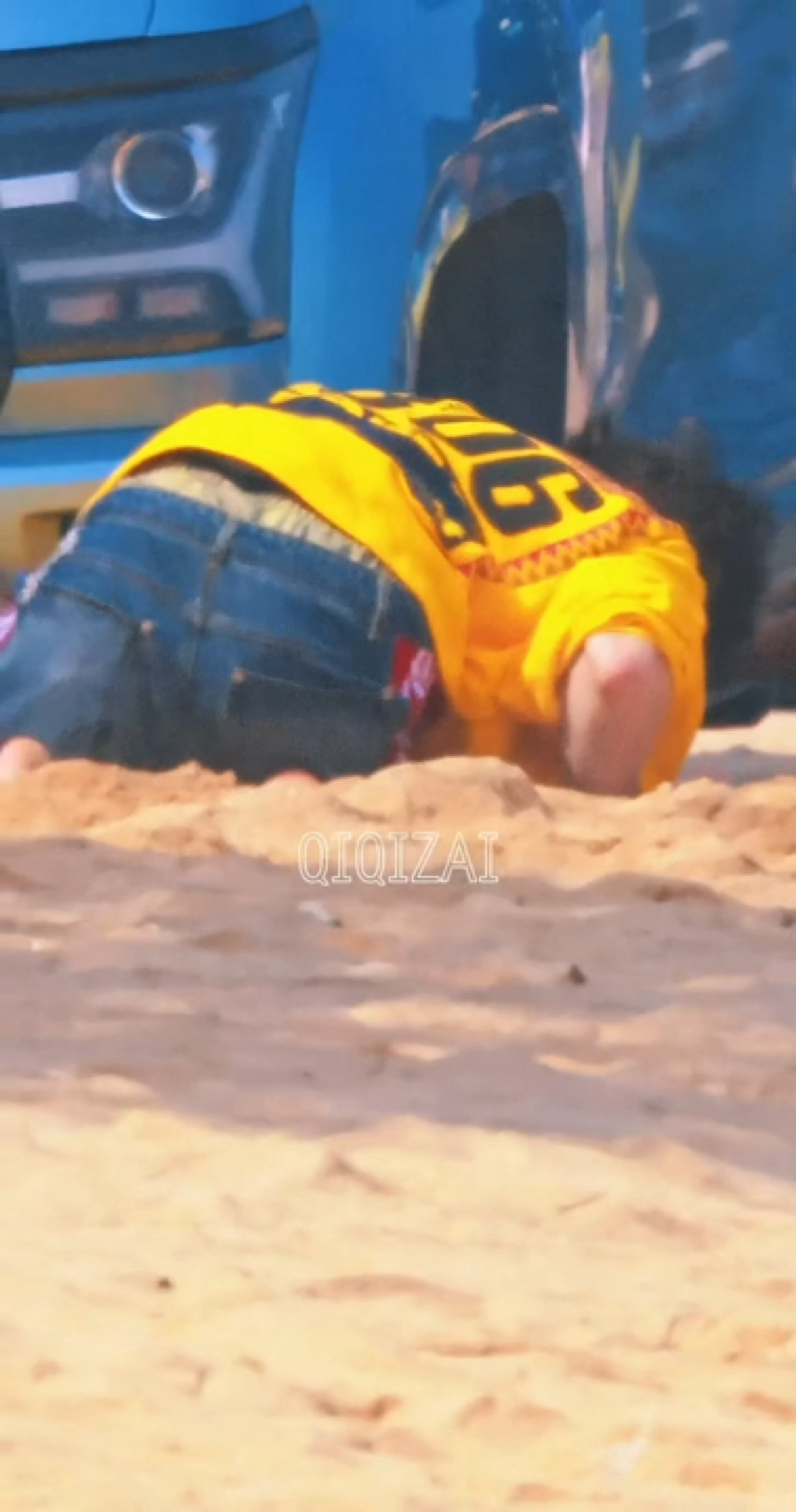 好忙碌的小屁屁（车子陷进沙子里了，在挖沙子救车子）（cr📕七～七仔） 