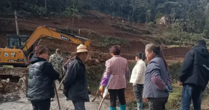 息烽县永靖镇河丰村：干群共建机耕道，齐心共筑振兴路