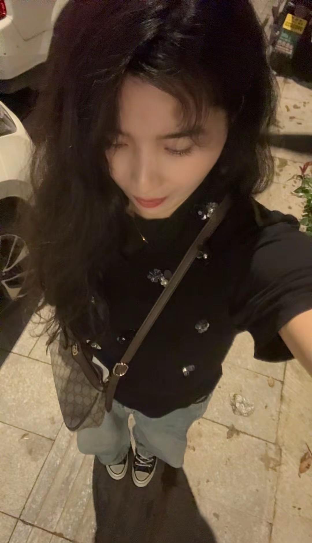 从小到老一直爱穿的鞋子，穿上能忘记年龄，我还是18岁牛仔裤和帆布鞋 脚下的帆布鞋