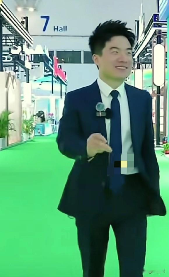 董宇辉带大家逛展一如既往的好看。
    首先就是他接地气，开启逛吃模式，好吃的