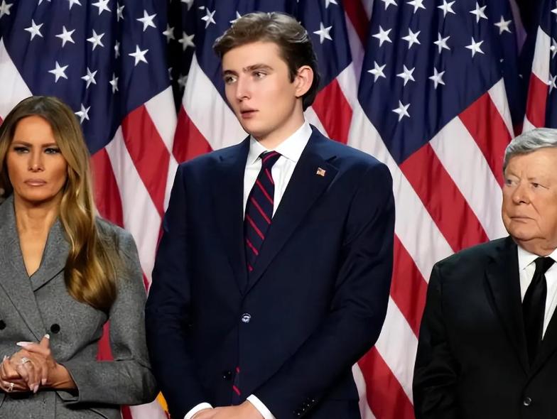 巴伦·特朗普这回彻底火了。
20岁的小伙子，突然被美国网友推到风口浪尖，大家吵得