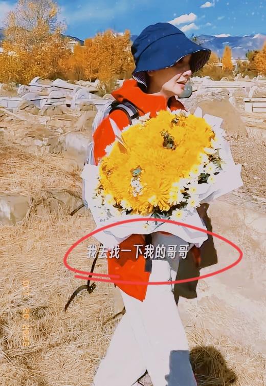 演员孙茜去拉萨祭拜哥哥，在哥哥墓碑前哭得泣不成声。
原来孙茜并不是独生女，她还有