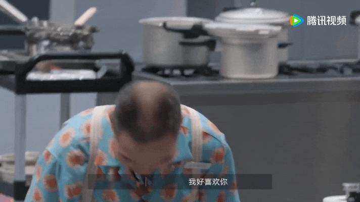谢霆锋连续2年被爷孙螃蟹硬控谢霆锋说“这个蟹和我去年吃老顽童的味道一样，但多了一