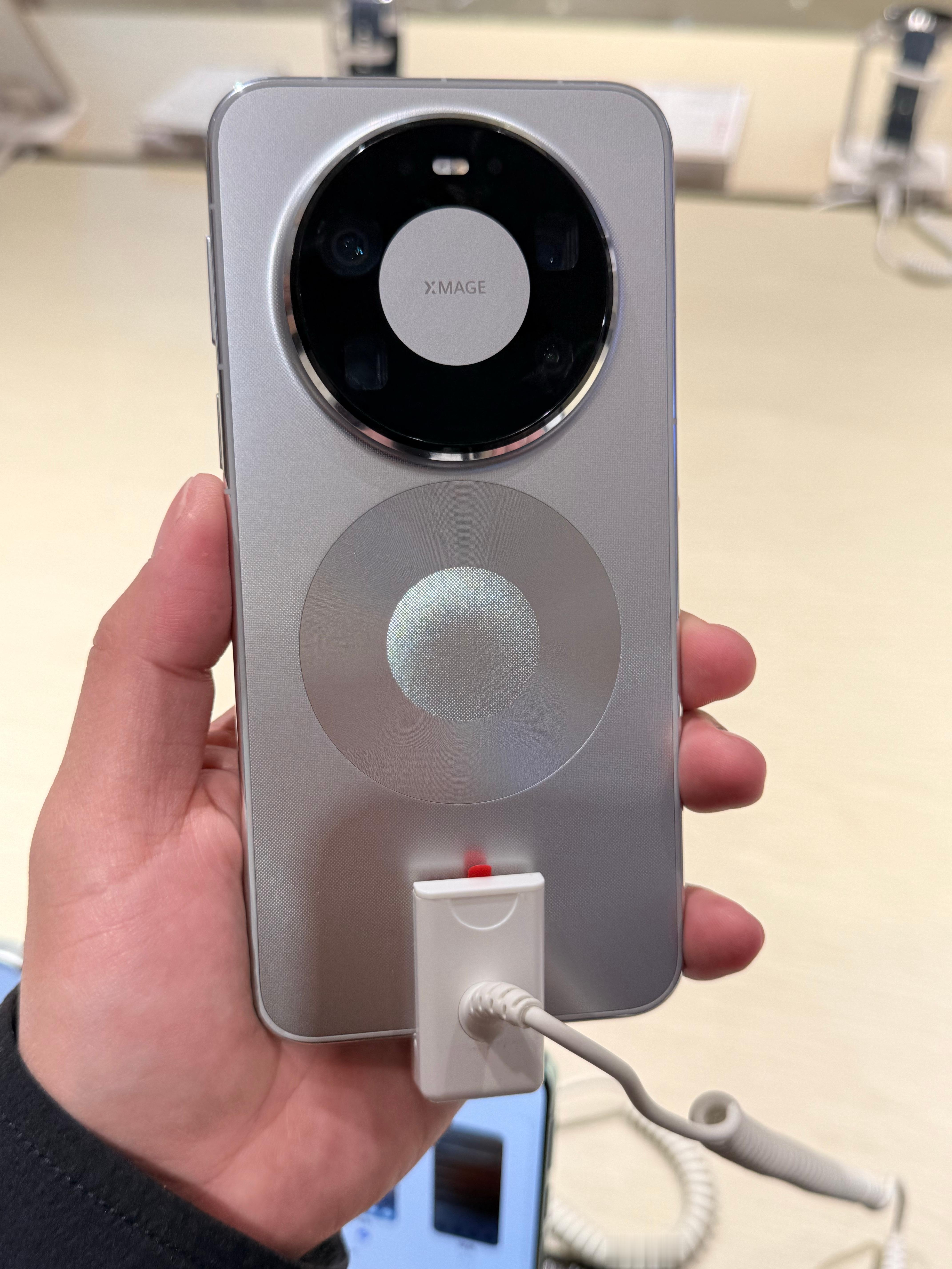 虽然芯片在涨、内存在涨但我觉得外国品牌的手机可能会涨价但国产手机大概率不会涨因为