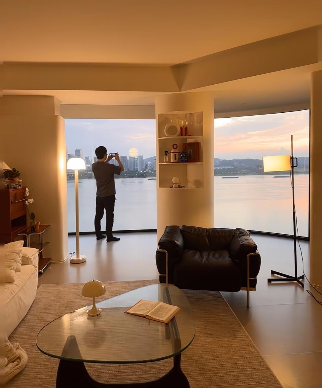 男人为什么要努力赚钱，这或许就是答案!
傍晚时分
霞光满天
万般景色
尽收眼里