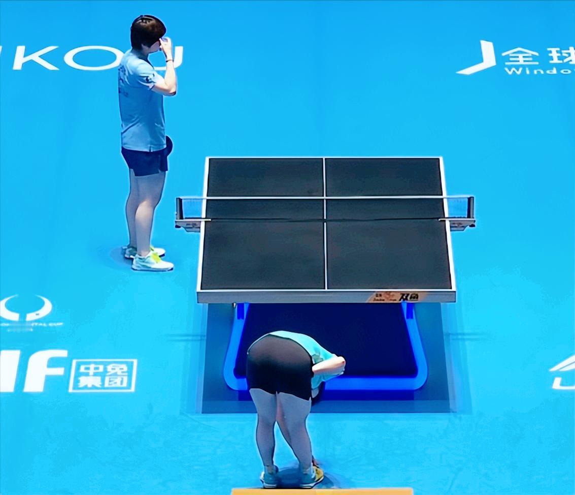 孙颖莎开局前为何要不断拍打球拍？
侯英超说：
海南太潮湿了，
莎莎前两场，
反手