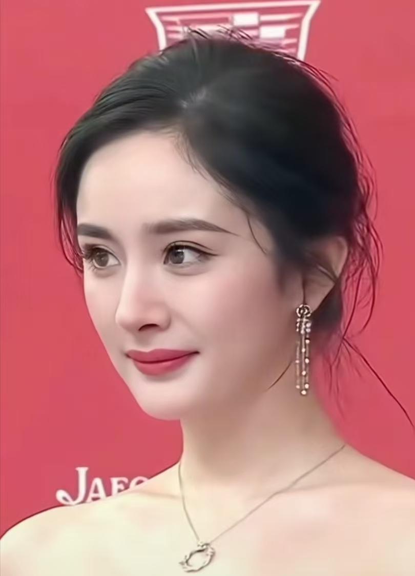 近日，杨幂出现在公众视野，她的举手投足尽显女神魅力，令人难忘。当有粉丝夸她貌美如