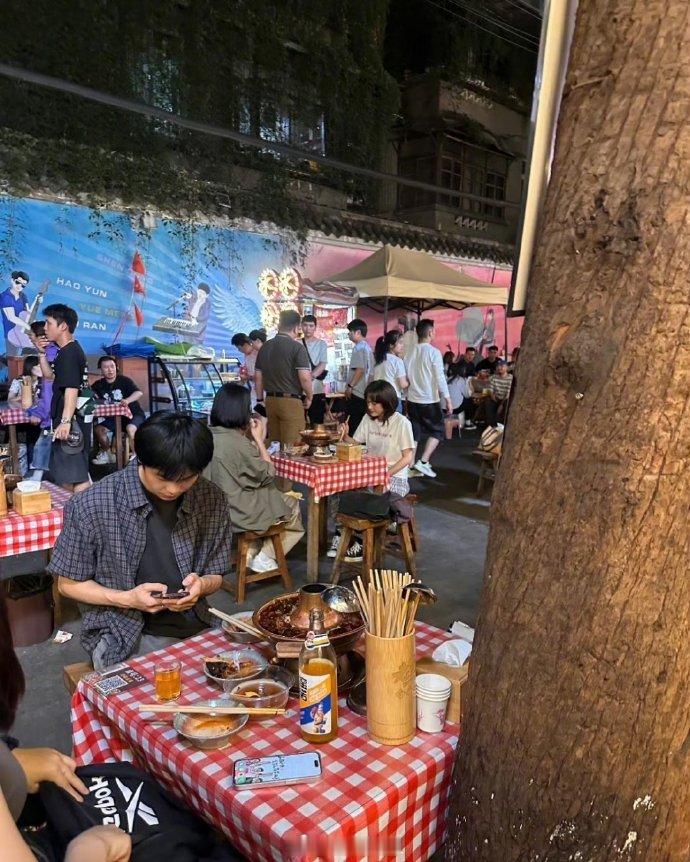 吃火锅偶遇周迅文淇偶遇周迅文淇吃火锅拍戏 吃火锅偶遇周迅文淇拍戏！ 
