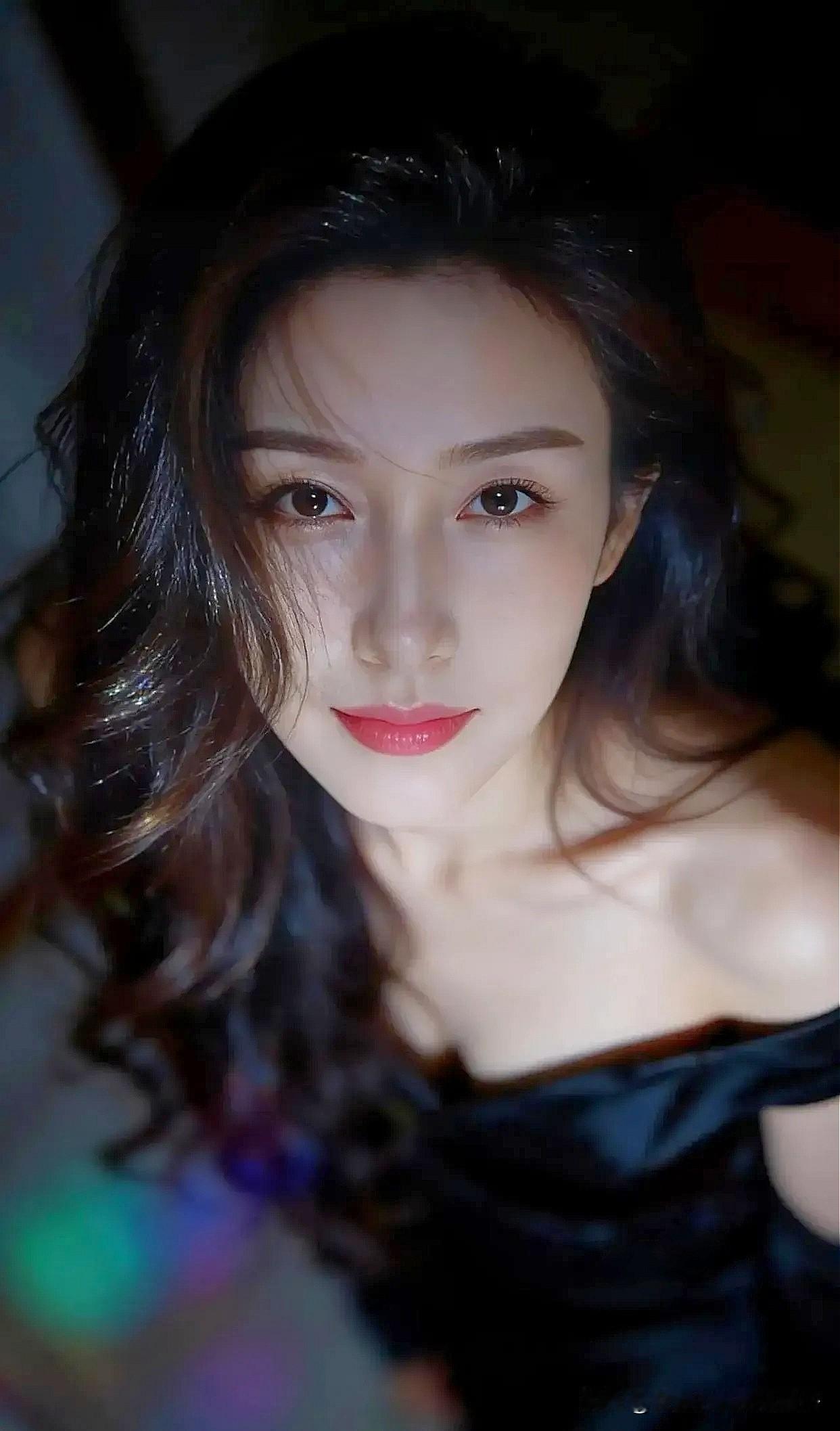 夜晚的柔光下，她的美丽如影随形。🌙✨[害羞][害羞]