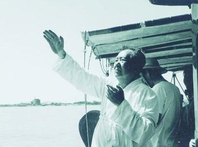 说起毛主席，大家都知道他烟瘾大，同时，他对火柴盒也特别珍惜。
每次点烟，他动作都