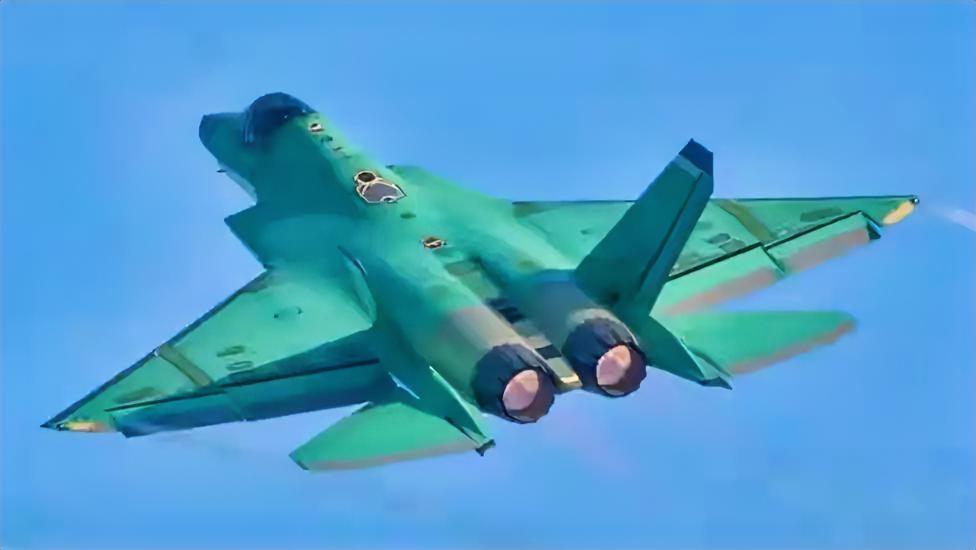 美国最恐惧的事来了！中国开启爆兵模式，活成曾经羡慕的模样
 
两架绿色底漆的歼-