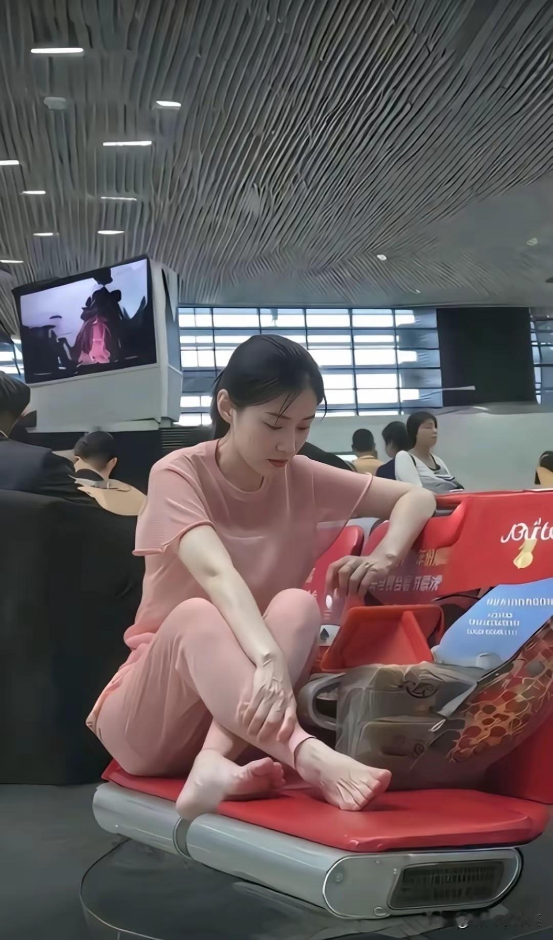 我不讨厌她光脚，你呢？？？你见过穿着简单打扮很气质的女人吗