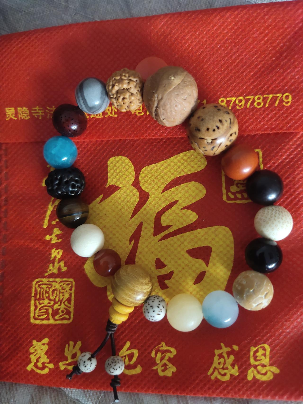 听闻戴手串还有诸多讲究呢！我对这些并不了解，只是看着好看，拿来戴着玩罢了。友友们