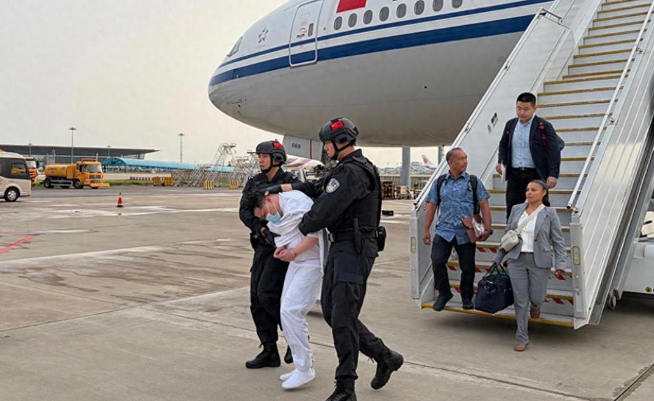 恶有恶报，那个绑票杀人的畜生刘某文被押解回国了。不知道大家还记得吗，两个中国人生