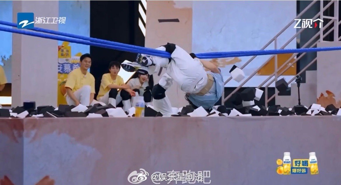 张真源使出了一招倒挂金钩 被在奔跑吧 抢夺战里的倒挂金钩帅到尖叫！两条腿稳稳挂住