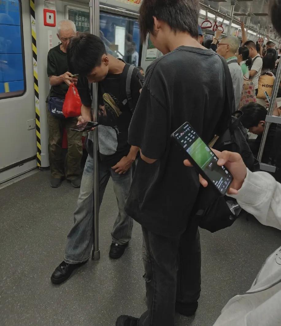 广州地铁遇到卖笔骗子，这套路也太老了吧？
 
今天坐广州地铁，突然窜出来几个人，