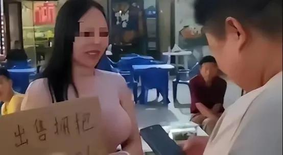“出售拥抱，两块一次”，当看到排着长龙等着性 感火 辣美女拥抱的单身小伙、甚至已