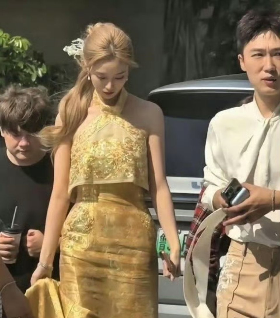 还以为徐艺洋身高不算太高，看到她和别人同框才发现原来她这么高！ 
