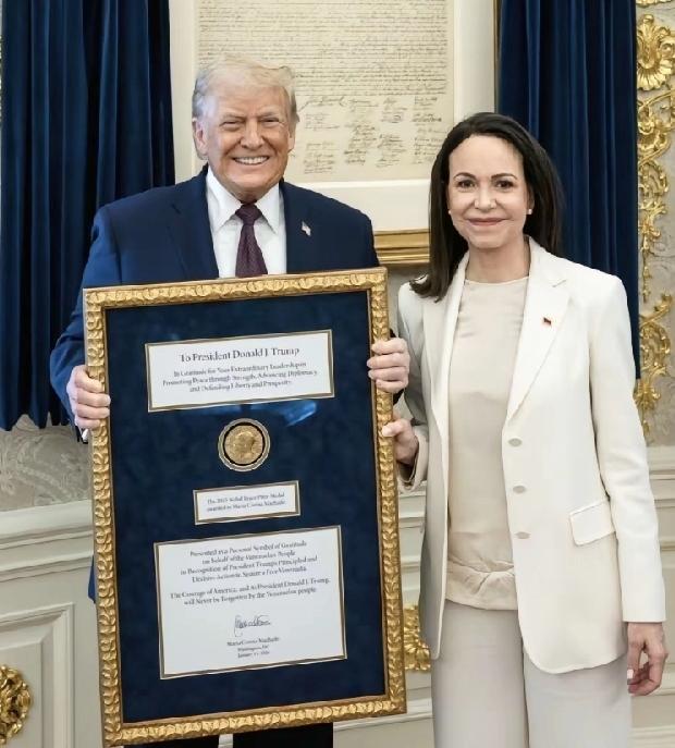 马查多将诺奖和平奖章，送给了袭击自己国家的特朗普！这不是搞笑吗？自己获得的奖项，